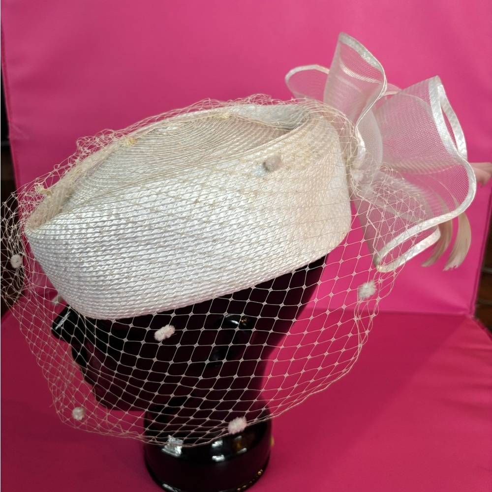 Elegant Vintage White Fascinator with Bow and Veil